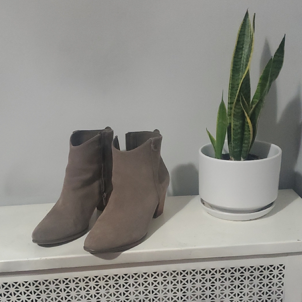 G.H. Bass & Co. Ladies Ankle Boots, Taupe, Size 10
